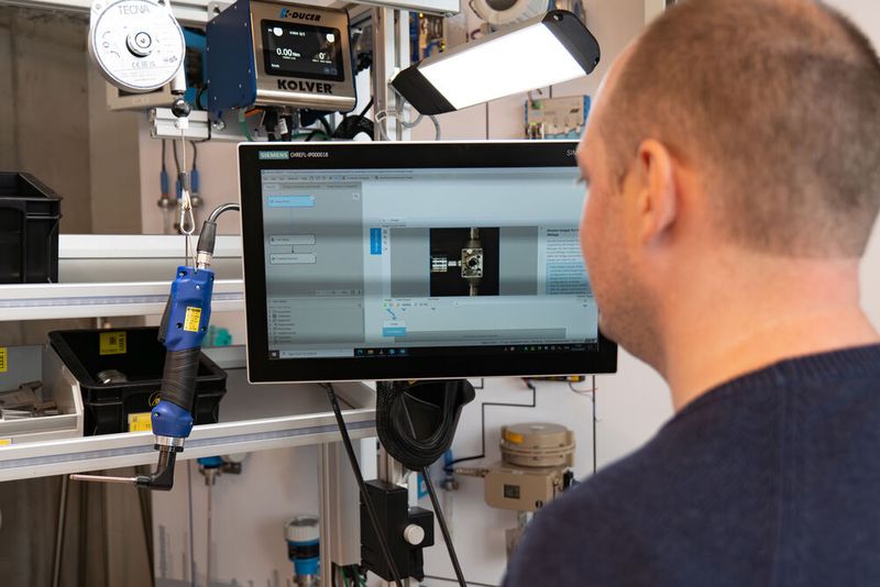 Auf dem Bildschirm werden dem Produktionsmitarbeiter alle relevanten Informationen zur Montage des Bauteils angezeigt.  (Bild: Endress+Hauser)