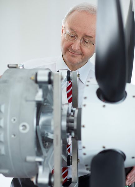 Fünf Kilowatt (kW) pro Kilogramm (kg) – vergleichbar starke Elektromotoren in der Industrie liegen unter einem kW pro kg. Auch Antriebe für Elektroautos erreichen in der Regel nicht viel mehr. Der neue Motor liefert bei einem Gewicht von nur 50 Kilogramm rund 260 Kilowatt elektrische Dauerleistung. Im Bild: Dr. Frank Anton, Leiter eAircraft bei der zentralen Siemens-Forschung Corporate Technology. (Bild: Siemens)