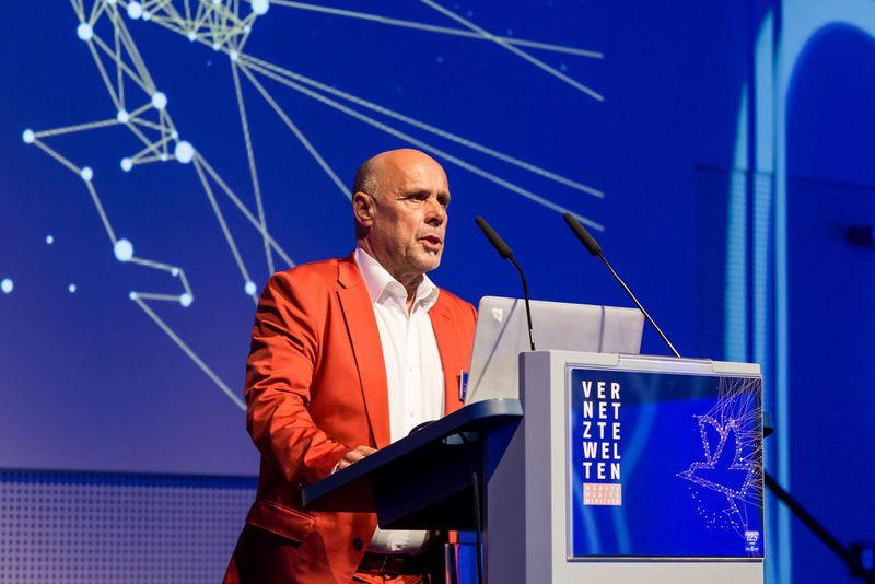 Internetpionier und Unternehmer Harald Summa hielt die Laudatio in der Kategorie „Communication“, in der ... (Vogel Business Media / S. Bausewein)