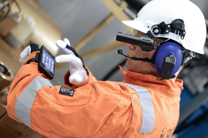 Worn in the forearm holster, the engineer has his hands free to operate the smartphone Impact X. (Bilder: Bartec)
