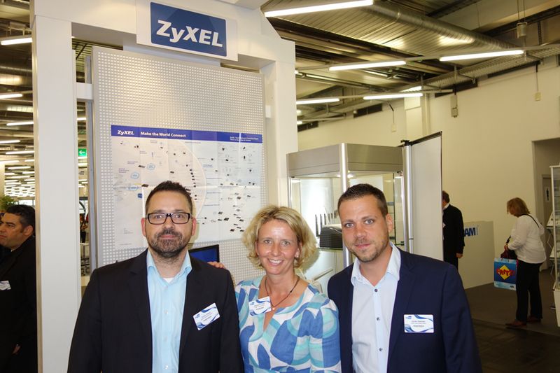 Stephanie Steen, IT-BUSINESS, mit den ZyXEL-Guidos (Bild: IT-BUSINESS)