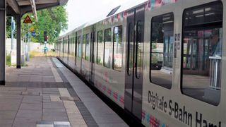 Zwischen Berliner Tor und Bergedorf fährt die S-Bahn der Linie S2 vollautomatisch. Ein Lokführer ist zur Sicherheit jedoch noch an Bord. (Bild: S-Bahn Hamburg)