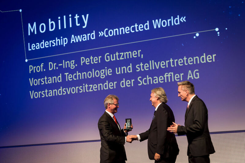 Prof. Dr.-Ing. Peter Gutzmer, Vorstand Technologie und stellvertretender Vorstandsvorsitzender Schaeffler AG, (Mitte) nahm die Auszeichnung in der Kategorie Mobility entgegen. (Vogel Business Media/Stefan Bausewein)