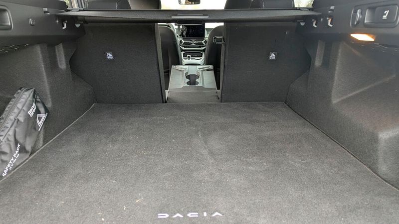 Der Dacia setzt seine größere Länge vor allem in mehr Gepäckvolumen um: Beim getesteten Hybrid sind es 546 bis 1.851 Liter. Weiterer Vorteil: Die Rückbank lässt sich in drei Teilen umklappen. (Bild: Rosenow – VCG)
