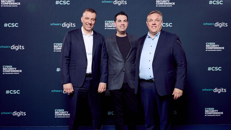 Crowdstrike und Schwarz Digits gehen eine strategische Partnerschaft ein: (v. l.) Christian Müller, Co-CEO von Schwarz Digits; Daniel Bernard, Chief Business Officer bei CrowdStrike; Rolf Schumann, Co-CEO von Schwarz Digits(Bild:  Crowdstrike)