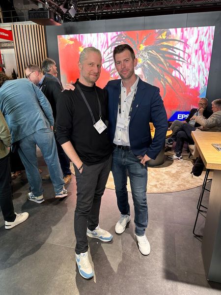 Ex-Kollegen treffen sich auf der Medialog, (l.) Dirk Schädlich (MR Datentechnik) und Dominik Steigerwald (Epson). (Bild: Vogel IT-Medien GmbH)