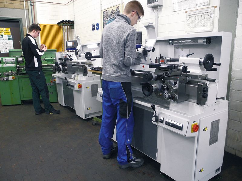 In den beiden Metallwerkstätten arbeiten rund 230 Schüler mit unterschiedlichem Ausbildungsstand  an den Drehmaschinen. (Bild: Weiler)