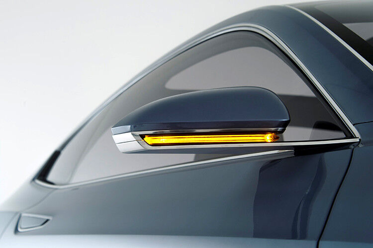 Wie schon in den Scheinwerfern, findet sich ein Lichtband auch im Außenspiegel – hier als Blinkleuchte. (Foto: Volvo)