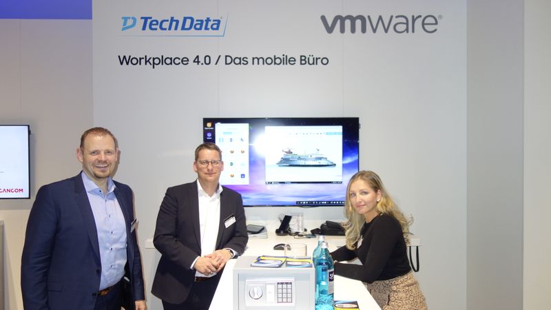 (v. l.) Martin Rohde, VMware, mit Tobias Böckmann und Jasmin Grieger, Tech Data (Bild: IT-BUSINESS)