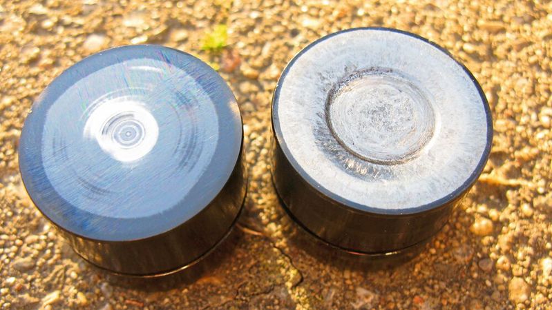 Sollzustand (links) und oftmals Istzustand (rechts) bei VWs Pumpe-Düse-Motoren: Der verschlissene Nocken der Nockenwelle hat auch die Lauffläche des Stößelbechers verschlissen beziehungsweise zerstört.(Bild:  Wild)