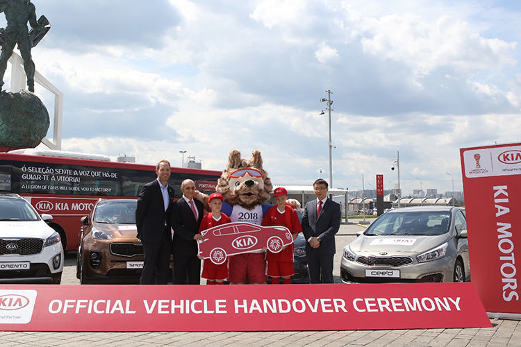Auch Kia engagiert sich global im Fußball. Beim Confed Cup stellten die Koreaner die Fahrzeugflotte. (Kia)