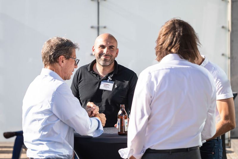 Steckverbinderkongress 2022: Das Get together am 4. Juli 2022 und die Abendveranstaltung am 5. Juli 2022 auf dem Vogel-Campus boten viele Gelegenheiten sich in entspannter Atmosphäre auszutauschen und zu netzwerken. Schon so manches Projekt nahm hier seinen Anfang. (Bild: Elektronikpraxis)