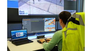 HHLA-Mitarbeiter erprobt den im Rahmen von PortSkill 4.0 entwickelten Trainingsleitstand am CTA. (Bild: HHLA)