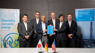 Vertreter der Geschäftsführung von CF, Mitsui und Thyssenkrupp Uhde nach der Vertragsunterzeichnung: Junji Fukuoka, Dr. Dennis Lippmann, Ashraf Malik, Dr. Cord Landsmann, Manabu Miyamoto, Erik Mayer (v. l. n. r.). (Bild: Thyssenkrupp)