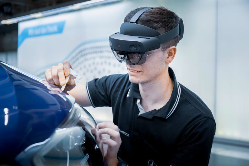 Augmented-Reality-Brillen helfen dabei, neue Methoden oder Fehlerdiagnosen in Echtzeit zu visualisieren. (Daimler)