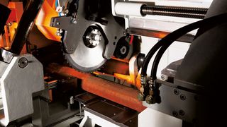 Hier blickt man in den Arbeitsraum der NC-gesteuerten Produktionskreissäge Kastovariospeed, die im Rahmen des neuen Kastosort tower arbeitet. (Bild: Kasto)