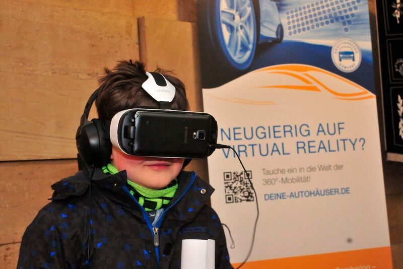 Blick in die Zukunft: VR-Brillen kamen bei Groß und Klein gut an. (Zietz/»Kfz-betrieb«)