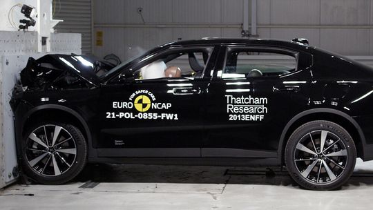 Der gut 2,2 Tonnen schwere Polestar 2 kann trotz seiner Masse seine Insassen gut schützen.(Bild:  Euro NCAP)
