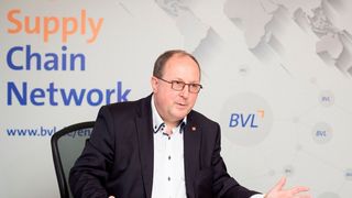 Der BVL-Vorstandsvorsitzende Prof. Dr.-Ing. Thomas Wimmer glaubt nicht, dass sich die angespannte Lage bei den Lieferketten schnell bereinigt. Vielmehr prognostiziert der Logistikexperte, dass die Probleme noch gut ein Jahr für Belastungen sorgen. (BVL)