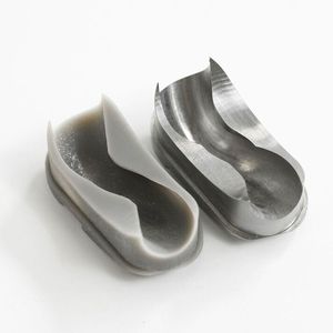 Auf dem 3D-Drucker hergestellte Einzelumlenkung (links) und das nach Modifizierung und Freigabe aus Stahl gefertigte Teil (rechts). Charakteristisch für die Einzelumlenkung sind die komplexen Kurven und Konturen, welche berechnet, konstruiert und gefertigt werden müssen.(Bild:  joshuarzepka.com/Kamerer)