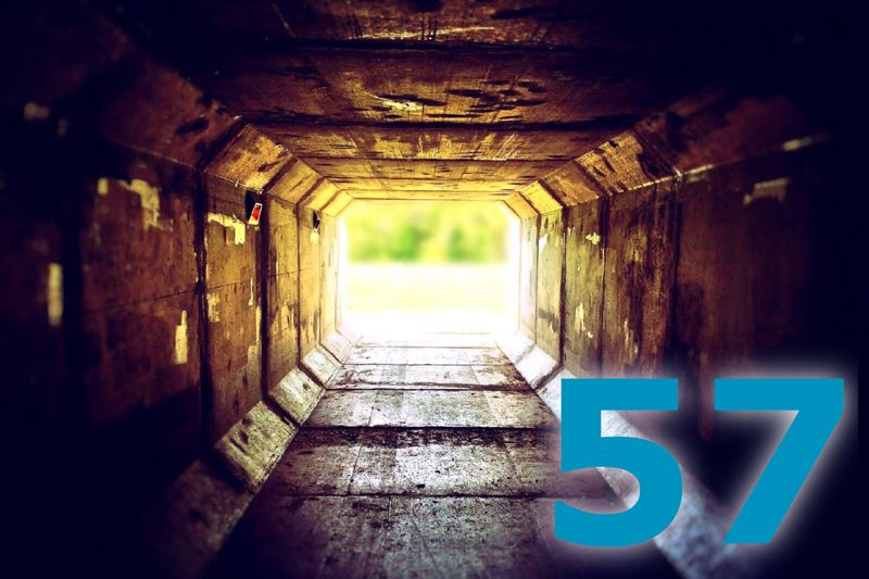 km lang ist der Gotthardt-Basistunnel und der längste Eisenbahntunnel der Welt. ​ 2,3 km Fels liegen über ihm und machen ihn gleichzeitig zum tiefstliegensten Tunnel der Welt. Vor 16,5 Jahren wurde der Bau der zwei Röhren begonnen, und er ist ein Jahr früher fertig als geplant. (Bild: Pixabay unter CC0 Public Domain)