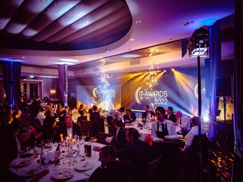 Nun endlich darf es losgehen, mit Pomp und Prunk und basslastiger Musik startet die Award-Vergabe. (Bild: krassevideos.de / VIT)