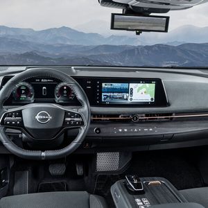 Nissans Designer haben das Cockpit recht minimalistisch eingekleidet und betont horizontal ausgerichtet.(Bild:  Sebastien Mauroy/Nissan)