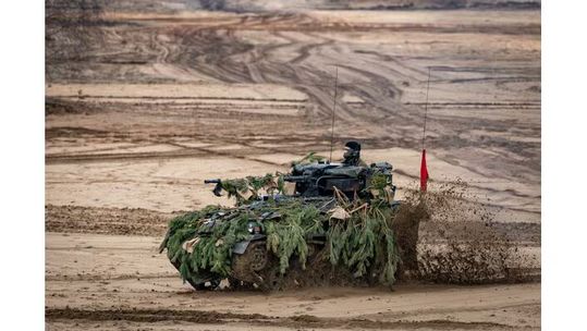 Die Hannover Messe hat jetzt das neue Thema Defence Production in Halle 26 zu bieten, in dem gezeigt wird, wie Rüstungsfertigung richtig funktioniert. Premiere feiert etwa der Kleinpanzer Wiesel 2, heißt es. Erwartet werden bisher 40 Aussteller dazu ...(Bild:  Bundeswehr)