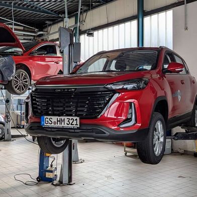 Ein chinesisches Auto auf der Hebebühne – das ist heute noch selten, wird aber zunehmend zum Alltag. (Bild: Rosenow – VCG)