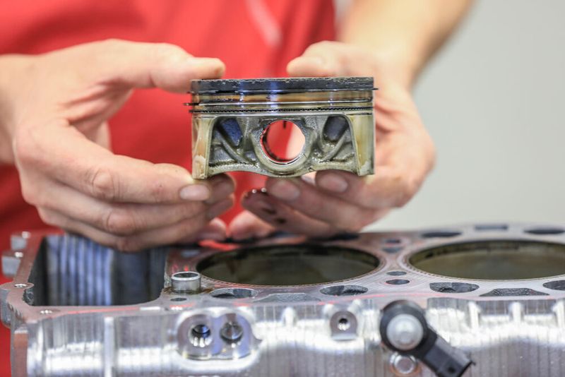 2020 hat Porsche mit seinen Projektpartnern Mahle, Trumpf und Carl Zeiss Kolben 3D-gedruckt. Die Konstruktion senkt die Bauteiltemperatur am thermisch extrem belasteten Bereich der Kolbenringe um > 20 °C. Weitere Vorteile: weniger Gewicht, höhere Drehzahl, mehr Leistung. (Porsche)