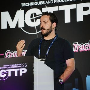 Danach teilten sich die Teilnehmenden in die zwei parallel laufenden Tracks auf. Auf der einen Bühne stand Erblind Morina...(Bild:  Manuel Emme Fotografie)