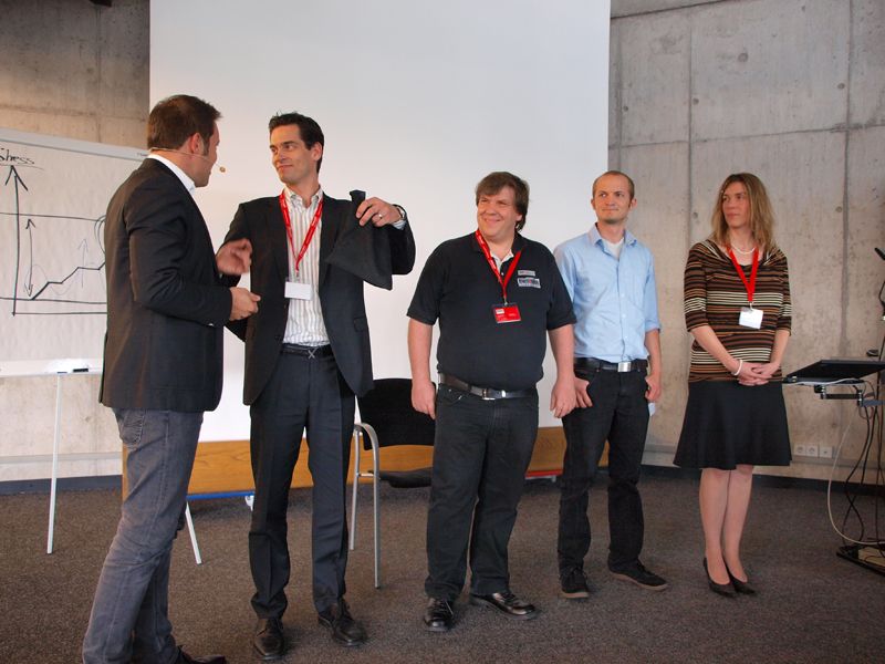 Kommunikationsexperte und Ex-Kriminalist Leo Martin „entfesselt“ die Teilnehmer (v.l.): Leo Martin, Dirk Krüger, Gido Küchler, Stephan Mettler (alle drei Ferrari Electronic) und Lydia Steffenhagen (DYNAbit Systemhaus) (Archiv: Vogel Business Media)