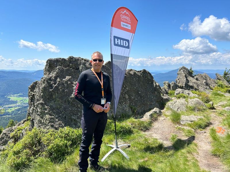 Über einen Vortrags-Standort mit besonderem Ausblick durfte sich Marcel Zillig von HID freuen.  (Bild: Vogel IT-Medien)