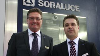 Freuen sich unisono: Fred Bisgwa (links)  und Andreas Lindner von der Bimatec Soraluce Zerspanungstechnik GmbH in Limburg.  (Bild: Kuttkat)