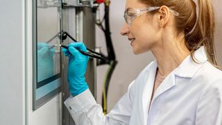 Dr. Lesia Sandig-Predzymirska in the pilot plant. The research project is investigating environmentally friendly methods for recycling precious metals from electrocatalysts.  (Source: TU Bergakademie Freiberg / C. Mokry)