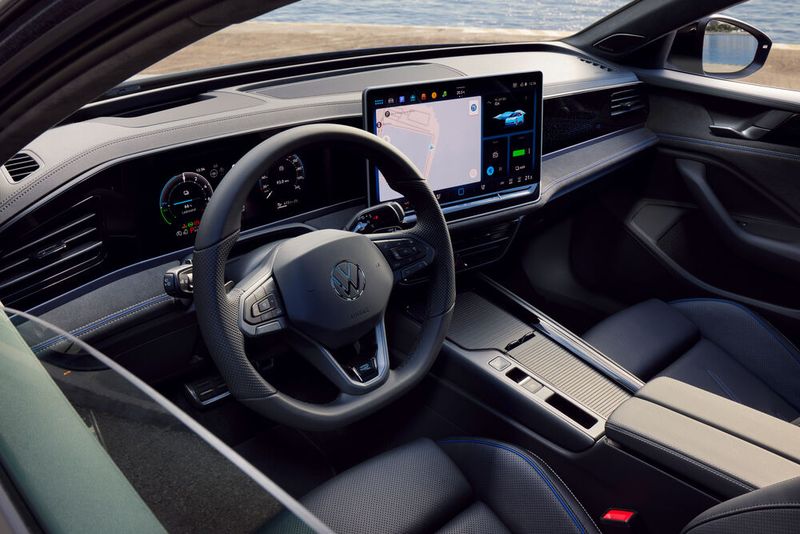 Die durchgehend digitale Cockpit-Landschaft besitzt ein Infotainmentsystem samt Bildschirm im Tablet-Format und einer dank Chat-GPT sehr verständigen Sprachsteuerung.  (Bild: VW)