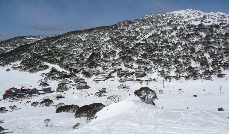 -23 °C – 29.06.1994Charlotte Pass, New South Wales, Australien  Nicht unbedingt berühmt für frostige Temperaturen, liegt der Kälterekord in Australien aber immerhin bei -23 °C.        Hier geht es zurück zum Begleitartikel dieser Bildergalerie: Die tiefsten Temperaturen der Welt    Quelle: Wetterrekorde der Welt     Bildquelle: Pee Tern (CC BY-SA 3.0): Charlotte_Pass_Village_in_August (Pee Tern (CC BY-SA 3.0))