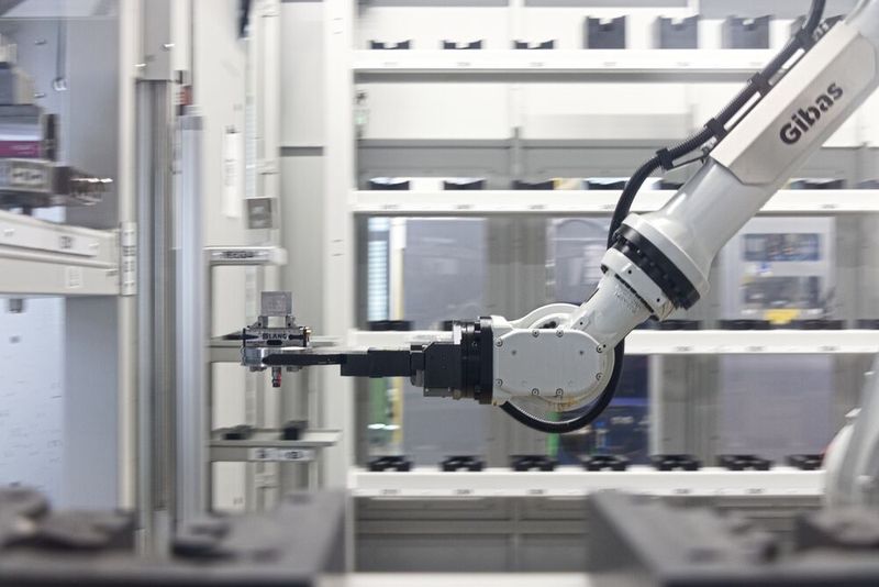 Herzstück der Automation ist eine Roboterzelle mit einem Fanuc-Roboter, der unterschiedliche Bauteilgrößen problemlos handeln kann– von kleinen Elektroden bis hin zu großen Formplatten. (Bild: Fehlmann AG)