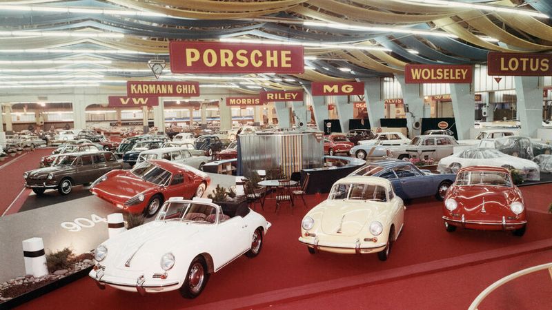 Porsche mit seinem Auftritt beim Genfer Automobilsalon 1964. Hinter den 356ern steht bereits der neue 911, damals noch unter der Bezeichnung 901, sowie links ein 904 Carrera.  (Bild: Porsche)