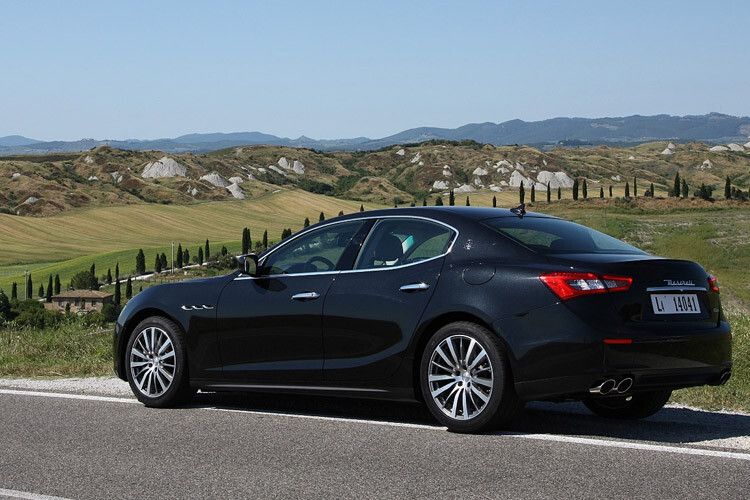 Zudem sind zwei Sechszylinder-Benziner mit 330 PS und 410 PS im Angebot. (Foto: Maserati)