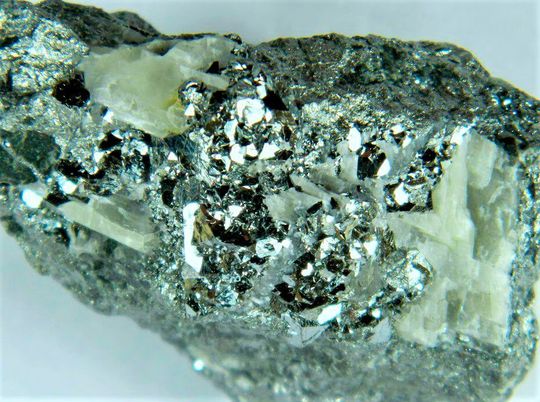 Das ist Nickelerz, aus dem das Metall Nickel gewonnen wird. Das Metall ist heute ein wichtiger Schlüsselfaktor für eine erfolgreiche Verkehrswende. Leider gibt es momentan einen Engpass, der Folgen haben könnte...(Bild:  Mineralia)