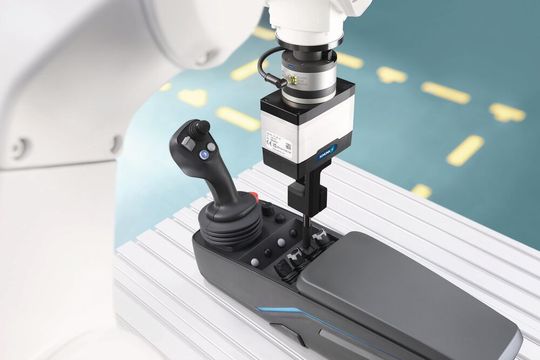 Der Kraft-Momenten-Sensor FTS erfasst Prozesskräfte und -momente mit hoher Auflösung und Genauigkeit und führt so zu präzisen Ergebnissen und gleichbleibender Qualität in der automatisierten Fertigung. (Bild:  Schunk)