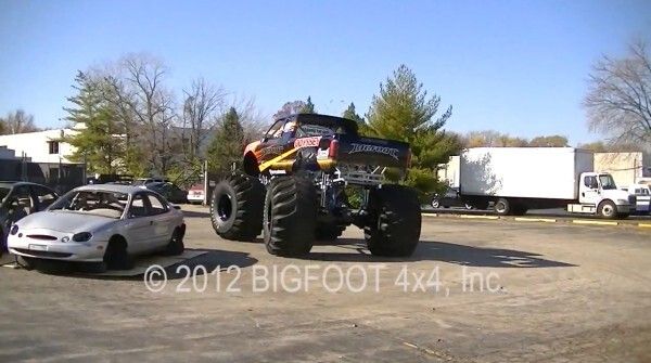 Der Bigfoot 20: der weltweit erste Monstertruck mit Elektroantrieb macht mit über 260 kW und 1100 Nm Autos umweltschonend platt (Bild: Bigfoot 4x4 Inc.)