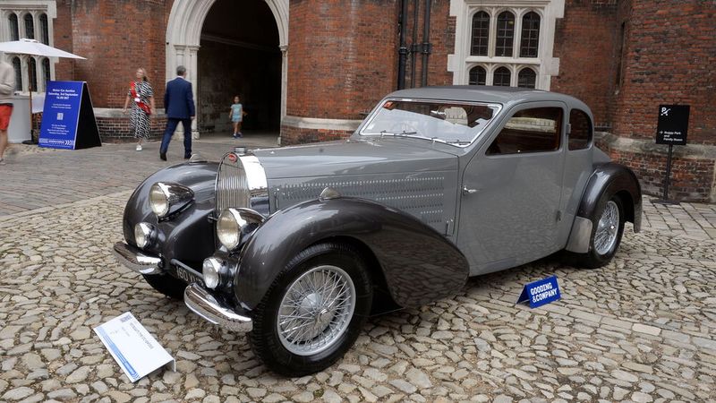PLatz 4: Für die Summe von 10,3 Millionen Dollar fand dieser Bugatti Typ 57SC Atalante-Coupé von 1937 im vergangenen Jahr einen neuen Besitzer.   (Bild: Gooding)