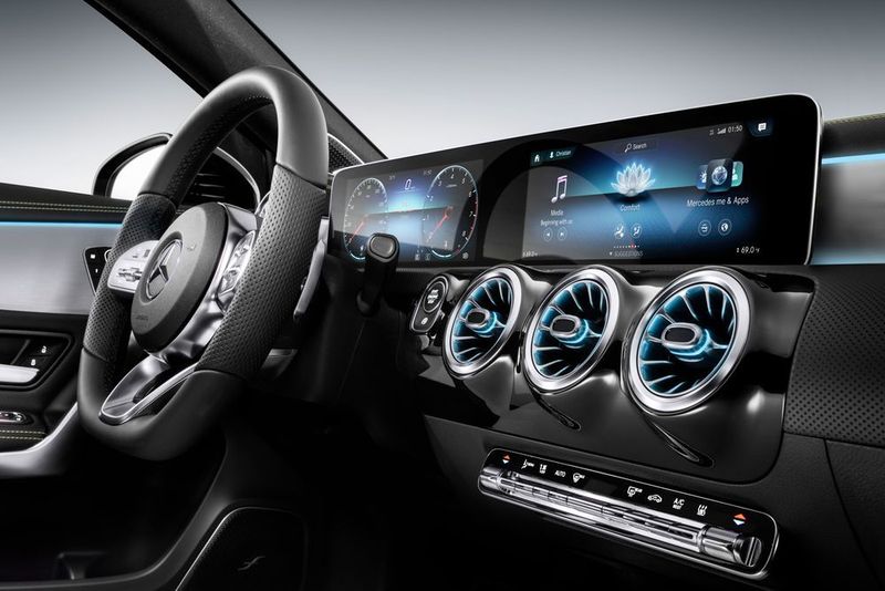 Die Vorstellung des Multimediasystems ergänzt nun auch auf der Connectivity-Seite die Gesamtpräsentation des neuen A-Klasse-Interieurs. Die Neuerungen im Innenraum hatte Daimler schon Ende 2017 in der Nähe von Stuttgart vorgestellt. Die Kompakten mit dem Stern sollen künftig mit dem von den Designern neudefinierten „Modern Luxury“ auf Kundenfang gehen. (Daimler AG)