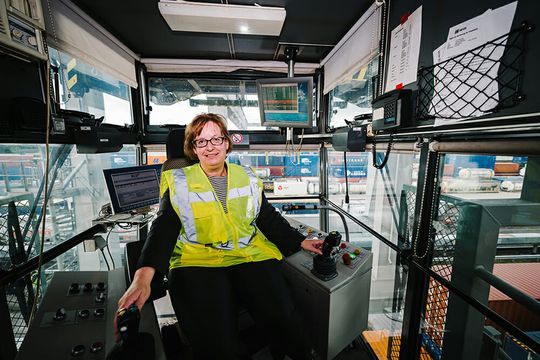 (Anke Förster, Chief Network Planning and Optimisation Officer bei DPD Deutschland, im Fahrerhaus der Krankanzel. Bild: DPD)