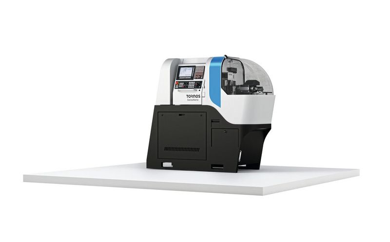 Die Swissnano ist ausgelegt für Mikro- und Nanopräzision und arbeitet mit einer einzigartigen Kinematik, mit der das Drehen, Bohren, Fräsen und Entgraten sowie die Vor- und Nachbearbeitung möglich sind. (Bild: Tornos)