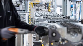 Motorenproduktion im Mercedes-Werk Untertürkheim: Während die Autohersteller Rekordgewinne schreiben, ächzen die Zulieferer unter hohen Kosten und Preisdruck. (Bild: Daimler)
