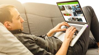 Was ist, wenn der Käufer durch die fehlerhafte Version einer Anzeige auf einen Gebrauchtwagen aufmerksam geworden ist? (Bild: © Angelov - adobe.stock.com)