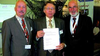 Gemeinsame für die Ausbildung: Prof. Klaus W. Röben (ISS International Business School of Service Management), Harald Neuhaus (FVI) und Prof. Axel Kuhn (Fraunhofer-Institut für Materialfluss und Logistik IML).Bild: Fladerer (Archiv: Vogel Business Media)